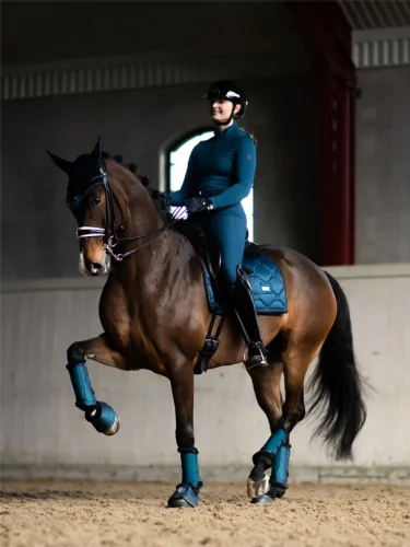 Drezurní podsedlová dečka Equestrian Stockholm Blue Meadow