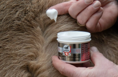 Mast na porušenou kůži, při letní vyrážce a při napadení roztoči SOS Hautpflege Salbe (Balení 150 ml)
