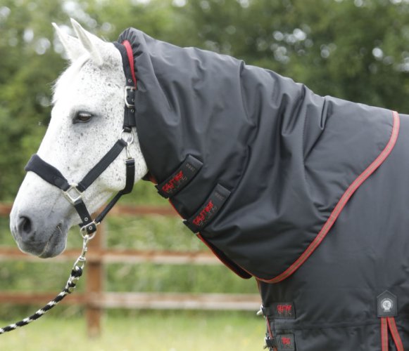 Nepromokavá výběhová deka pro koně Premier Equine Titan s krčním dílem 450g