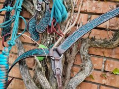 Westernový poprsník WEAVER Turquoise Cross Carved Turquoise Flower