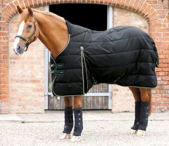 Stájová deka pro koně s vyšším krkem Premier Equine Lucanta 450g