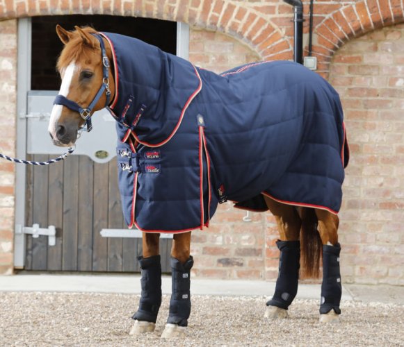 Stájová deka pro koně s krčním dílem Premier Equine Buster 100g