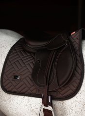 Podsedlová dečka Equestrian Stockholm Modern Mocha