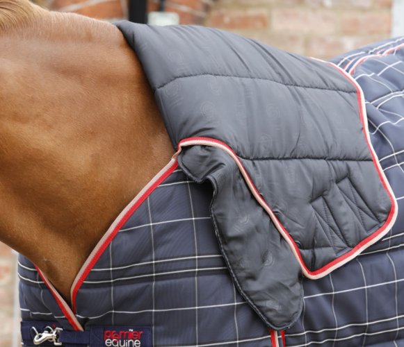 Stájová deka pro koně s krčním dílem Premier Equine Domus 400g