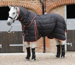 Stájová deka pro koně s krčním dílem Premier Equine Buster 450g