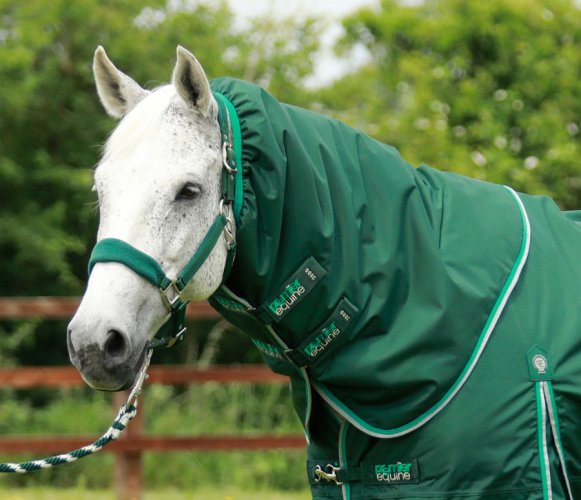 Nepromokavá výběhová deka pro koně Premier Equine Buster s krčním dílem 200g