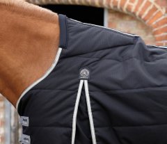 Stájová deka pro koně s vyšším krkem Premier Equine Lucanta 100g